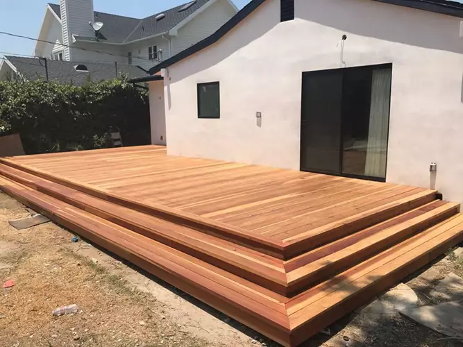 בניית דק בכניסה לבית